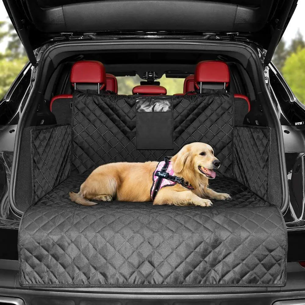 Protection de coffre PatMoov installée dans un SUV avec un chien